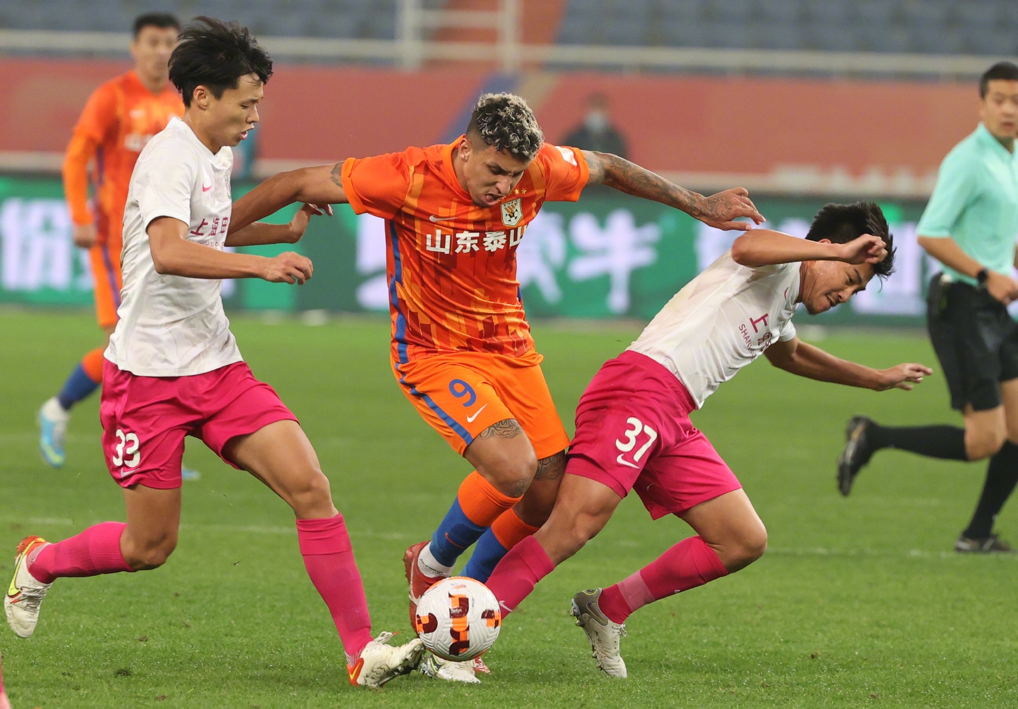 包含上海申花发布备战花絮，今晚止住颓势，欧超杯任务艰巨，年轻球员得到机会的词条