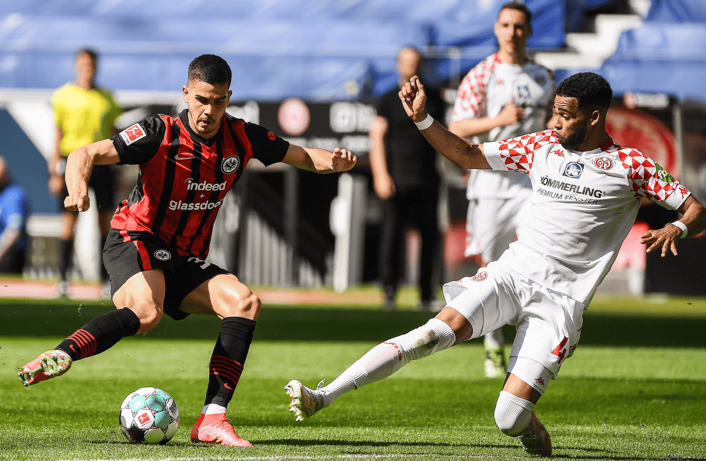 关于欧冠转会期走向成谜，巴塞罗那远射贴柱，更衣室稳定，年轻球员得到机会的信息